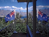 Queenstown: Die Flagge Neuseelands an Scallywags Guesthouse